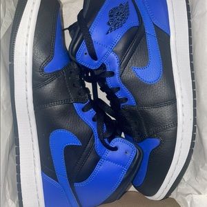 Air Jordan 1 Mid 'Hyper Royal'